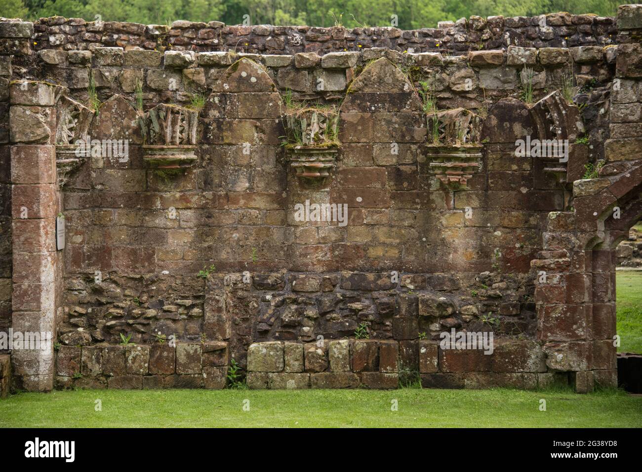 Lanercost Priorato nel corso dei secoli perso parti del suo tetto. Il priorato fu eretto in parte con pietre del Muro romano di Adriano, ma fu sciolto nel 16th ° secolo e si deteriorò nei decenni a seguire. Foto Stock