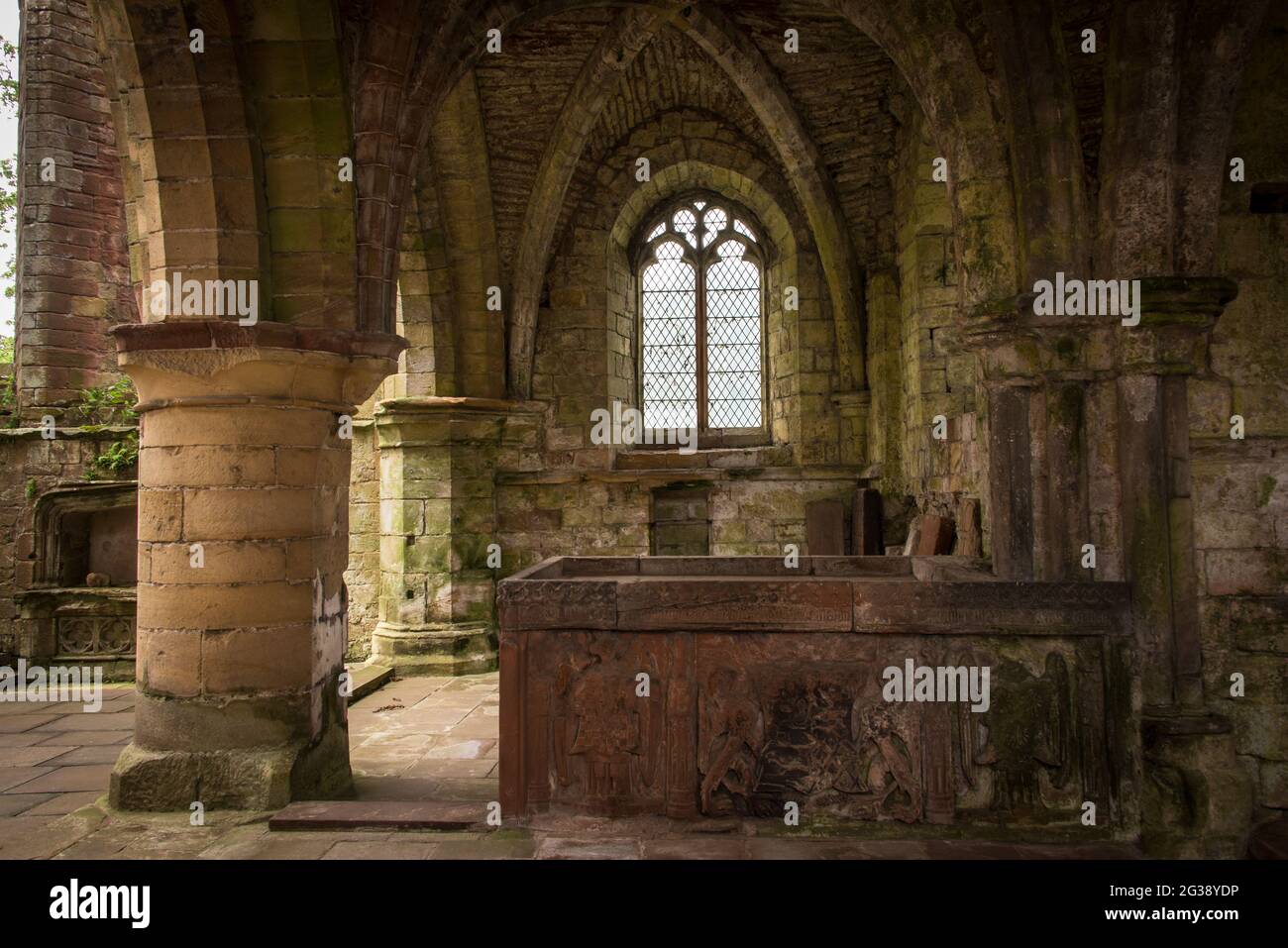 La navata del Priorato di Lanercost nel corso dei secoli ha perso parti del suo tetto. Il priorato fu eretto in parte con pietre del Muro romano di Adriano, ma fu sciolto nel 16th ° secolo e si deteriorò nei decenni a seguire. Foto Stock