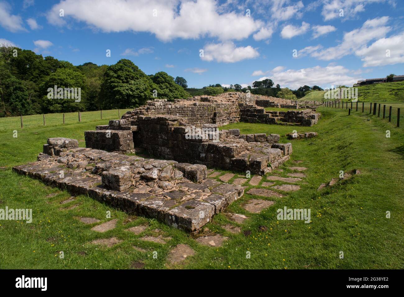 Resti della testa di ponte e torri di guardia dell'ex ponte romano sul fiume Irthing vicino Gilsland. Foto Stock