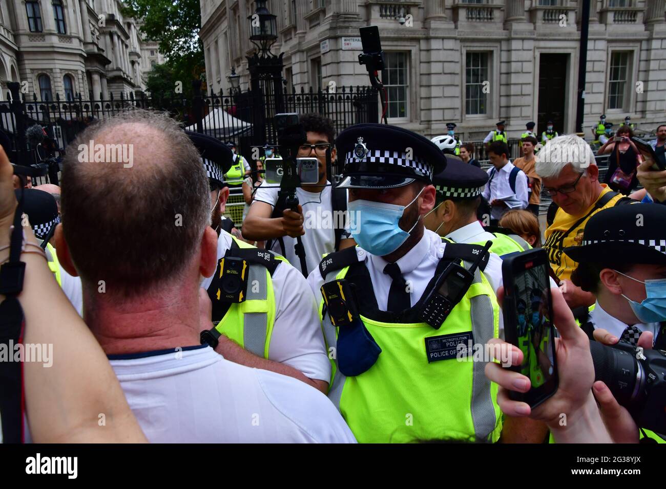 Londra, Regno Unito. 14 Giugno 2021. I manifestanti a bocca forte giurano alla polizia davanti a 10 Downing Street il 14 giugno 2021, Londra, Regno Unito. Credit: Picture Capital/Alamy Live News Foto Stock