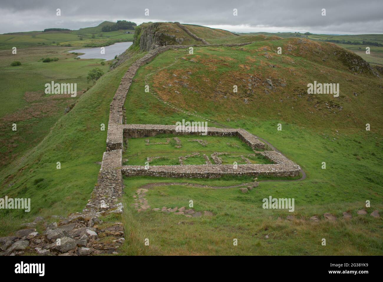 Mistero romano: Lo scopo del cancello sul ripido promontorio del Milecastle 39 sul Vallo di Adriano è ancora poco chiaro per gli scienziati. Percorrendo tutto il sito patrimonio dell'umanità dell'UNESCO, il sentiero del Vallo di Adriano è uno dei percorsi escursionistici più popolari in Inghilterra. Foto Stock