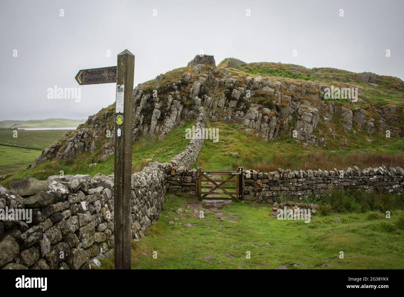 Cartello sul Sentiero del Vallo di Adriano dove il sentiero nazionale della Pennina attraversa la linea dell'ex muro di confine romano. Percorrendo tutto il sito patrimonio dell'umanità dell'UNESCO, il sentiero del Vallo di Adriano è uno dei percorsi escursionistici più popolari in Inghilterra. Foto Stock