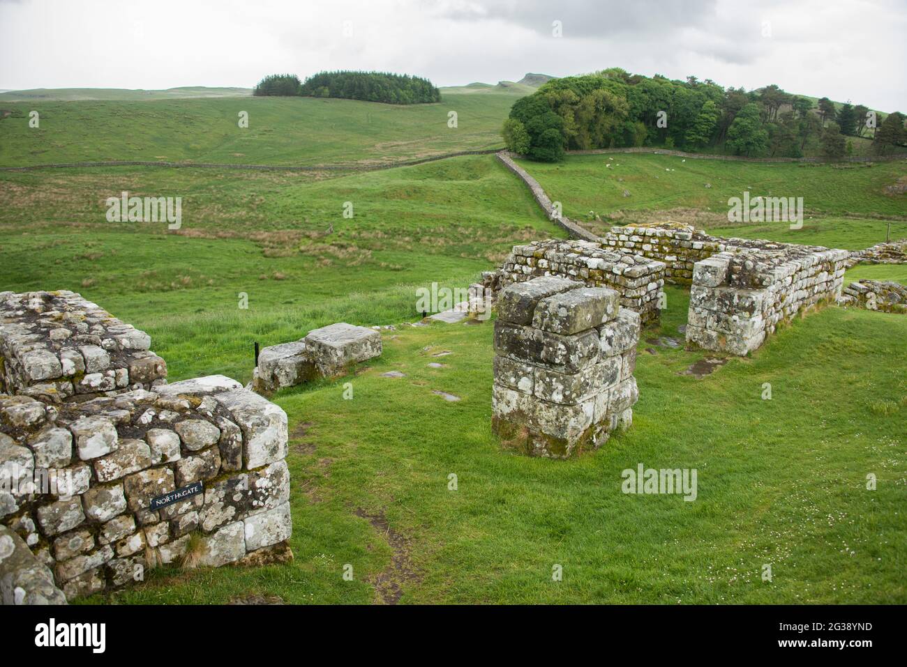 Resti dell'ex porta settentrionale del forte romano di Housesteads con vista a nord-est. Percorrendo tutto il sito patrimonio dell'umanità dell'UNESCO, il sentiero del Vallo di Adriano è uno dei percorsi escursionistici più popolari in Inghilterra. Foto Stock