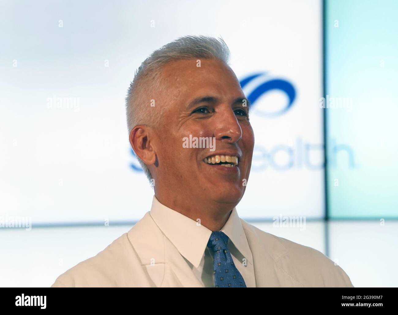 Il Dr. Alexander Garza, comandante dell'incidente della St. Louis Pandemic Task Force da quando è stato formato nel mese di aprile 2020, fornisce il briefing finale durante una conferenza stampa a St. Louis lunedì 14 giugno 2021. La task force ha fornito aggiornamenti giornalieri, descrivendo in dettaglio gli aumenti e le diminuzioni delle tendenze COVID-19 negli ospedali della zona di St. Louis. Garza ha sottolineato che mentre le riunioni stanno terminando, la pandemia non lo è. Photo by Bill Greenblatt/UPI Credit: UPI/Alamy Live News Foto Stock