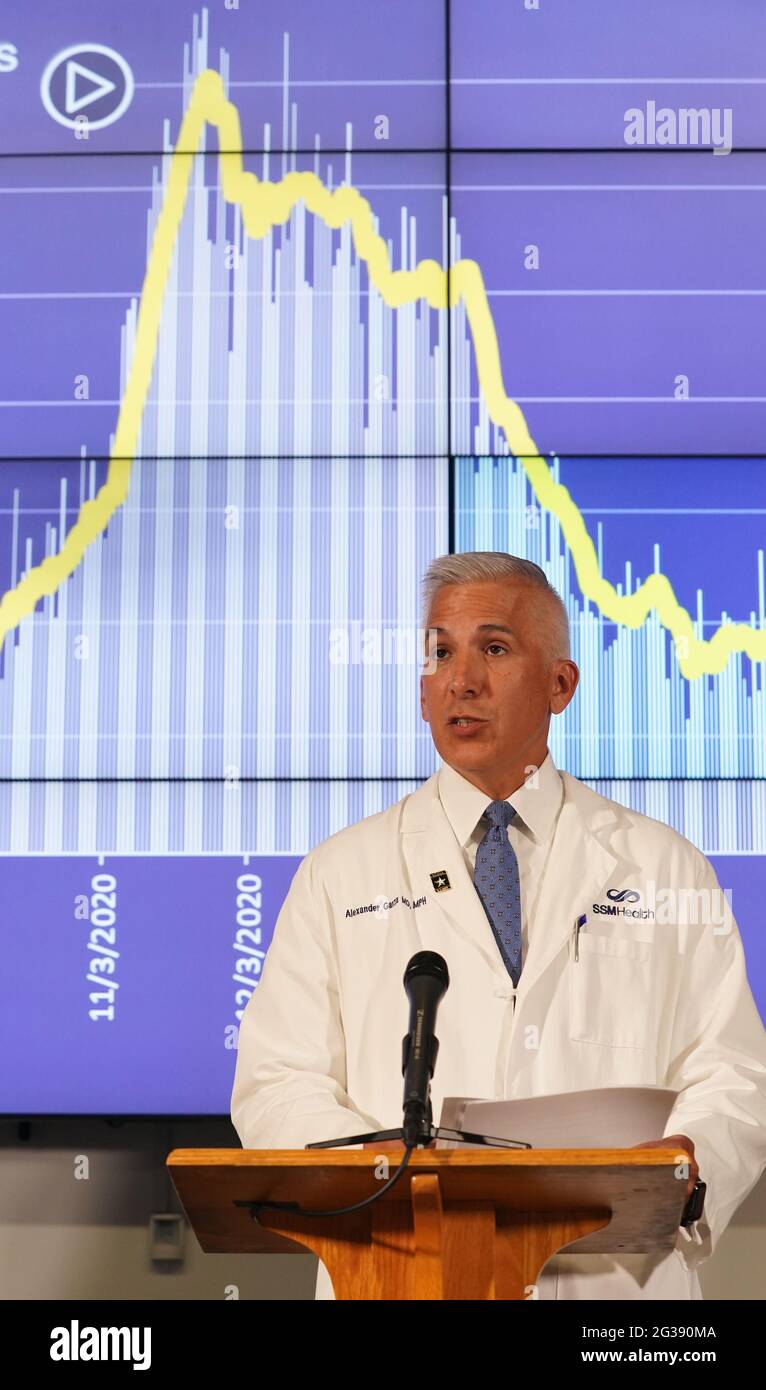 Il Dr. Alexander Garza, comandante dell'incidente della St. Louis Pandemic Task Force da quando è stato formato nel mese di aprile 2020, fornisce il briefing finale durante una conferenza stampa a St. Louis lunedì 14 giugno 2021. La task force ha fornito aggiornamenti giornalieri, descrivendo in dettaglio gli aumenti e le diminuzioni delle tendenze COVID-19 negli ospedali della zona di St. Louis. Garza ha sottolineato che mentre le riunioni stanno terminando, la pandemia non lo è. Photo by Bill Greenblatt/UPI Credit: UPI/Alamy Live News Foto Stock