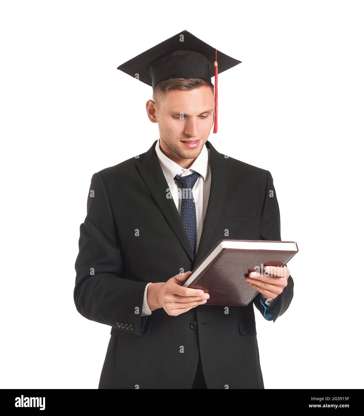 Studente di laurea maschile con libro su sfondo bianco Foto Stock