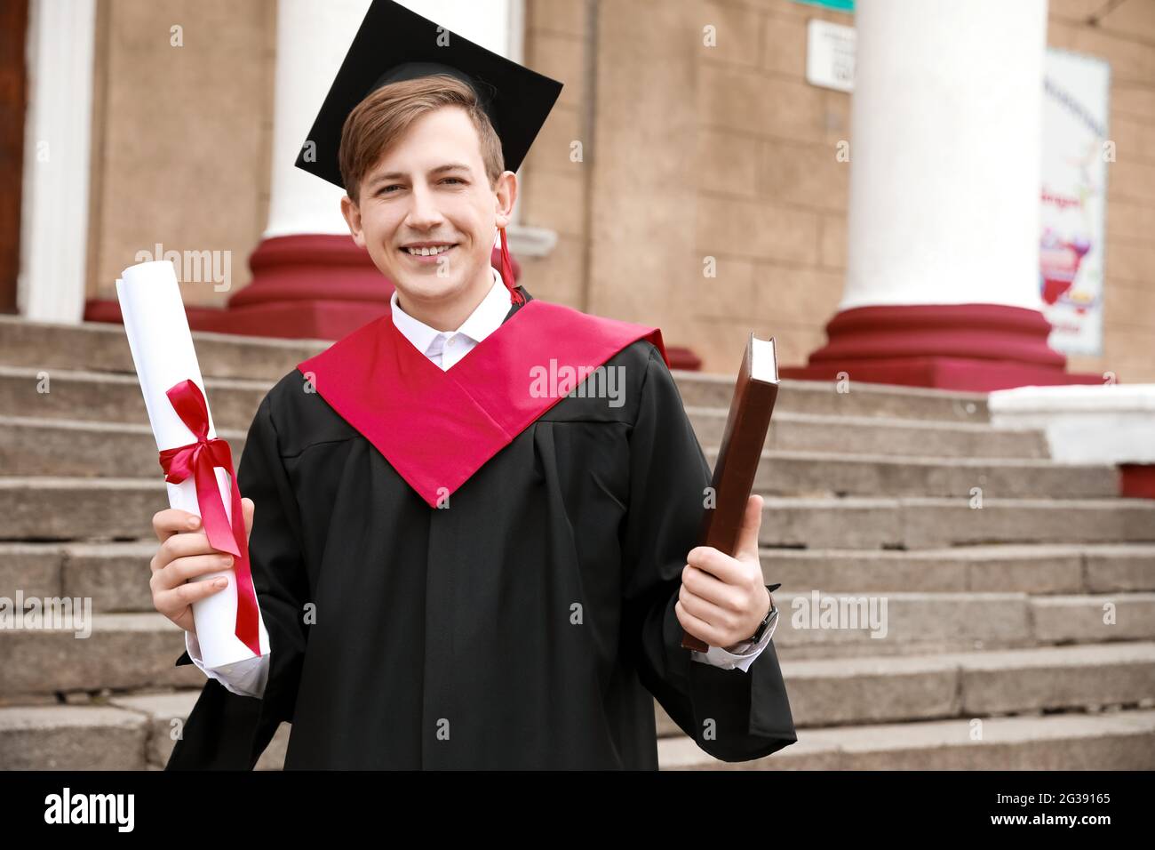 Ritratto di studente di laurea maschile all'aperto Foto Stock