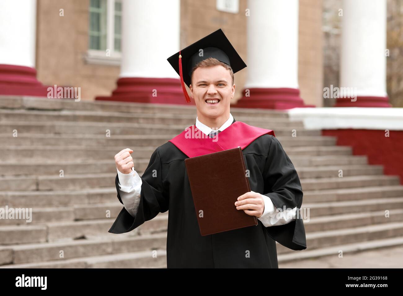 Ritratto di felice studente di laurea maschile all'aperto Foto Stock
