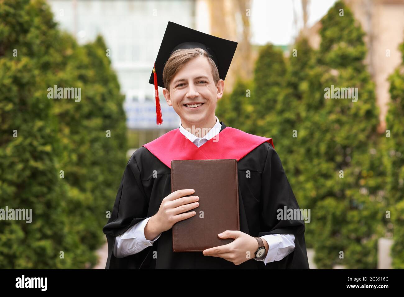 Ritratto di studente di laurea maschile all'aperto Foto Stock