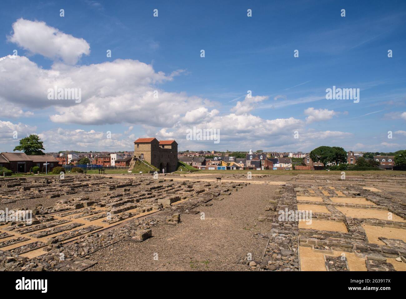 Vista del sito archeologico dell'antico forte romano Arbeia a South Shields alla foce del fiume Tyne. Il campo fu utilizzato come base per il suppy delle legioni romane e comprendeva numerosi granai. Foto Stock
