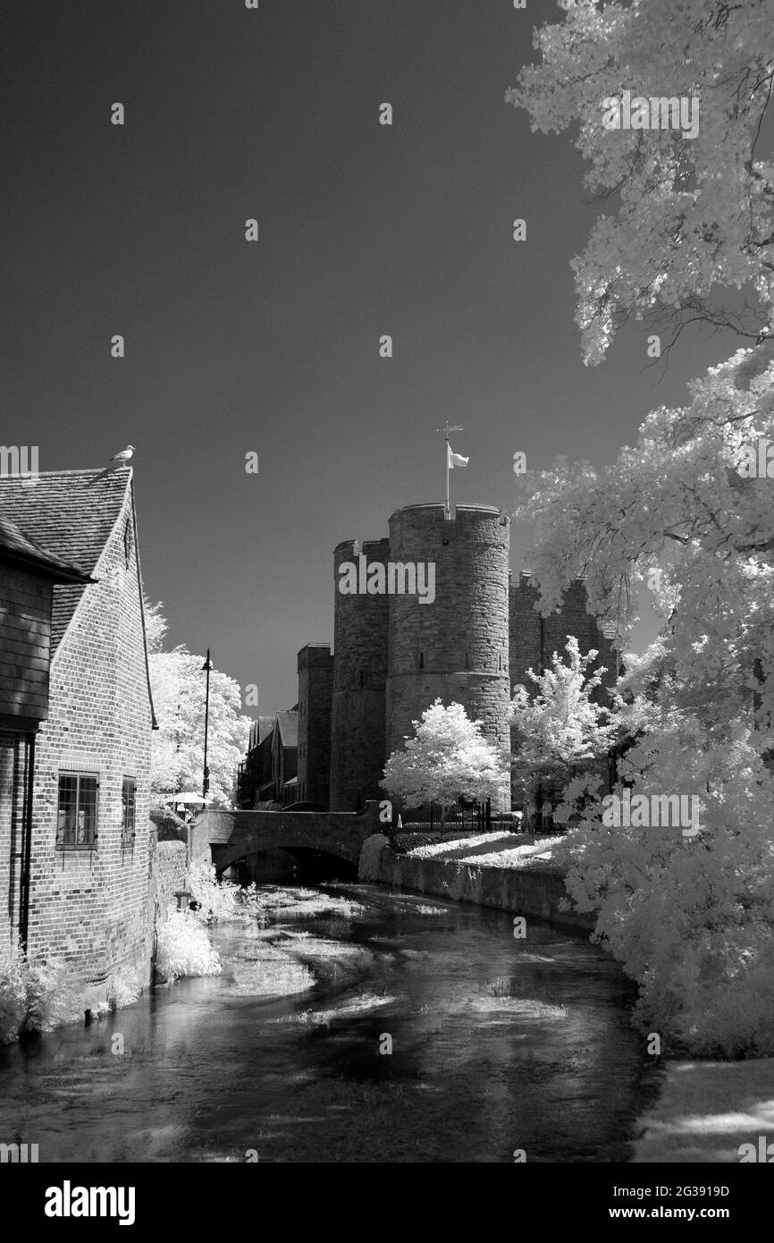 Immagine monocromatica a infrarossi del fiume Great Stour e delle Westgate Towers a Canterbury, Regno Unito. Foto Stock