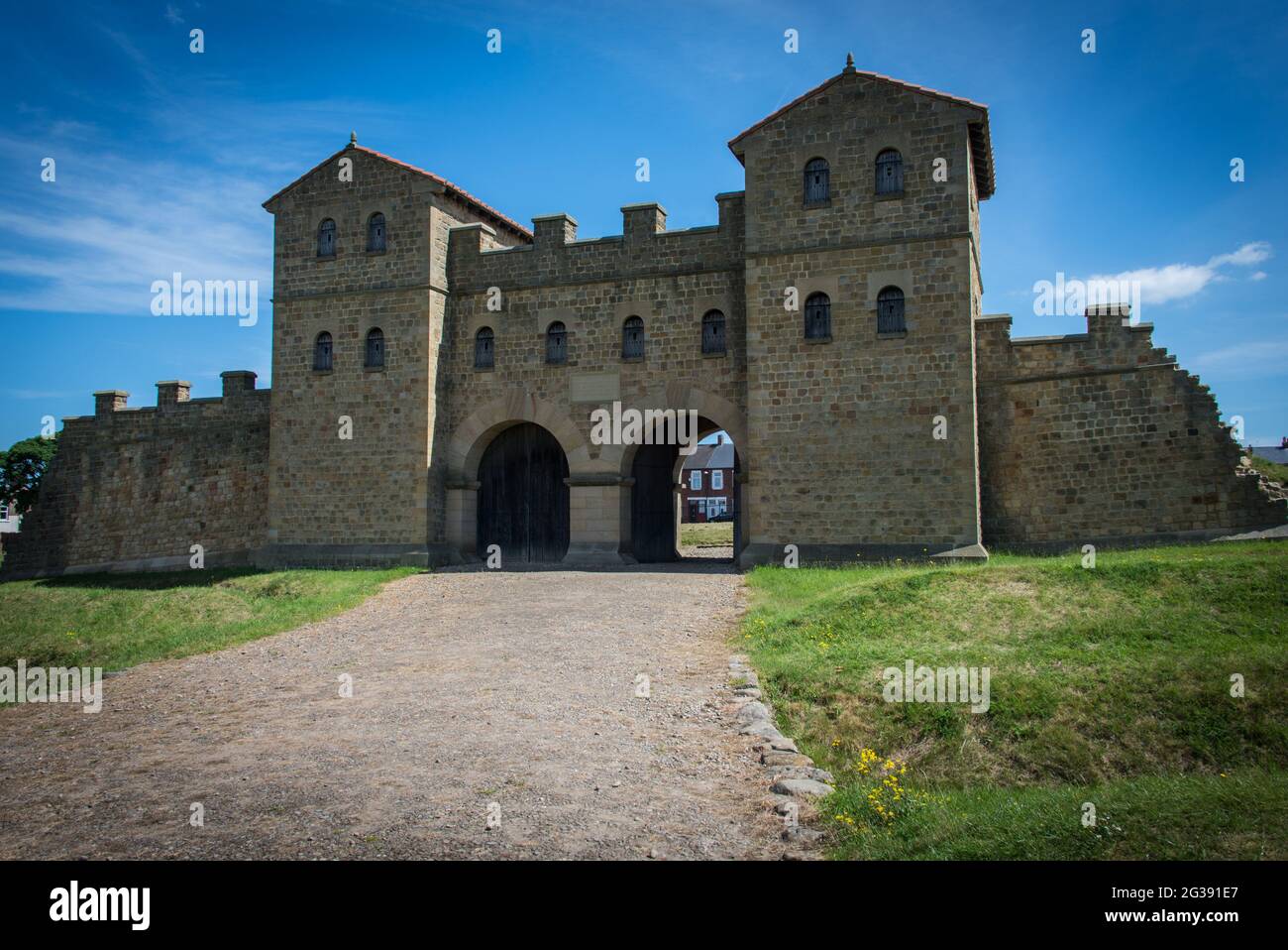 Ricostruito dopo modelli storici: La porta al sito archeologico del forte romano Arbeia in South Shields alla foce del fiume Tyne. Foto Stock