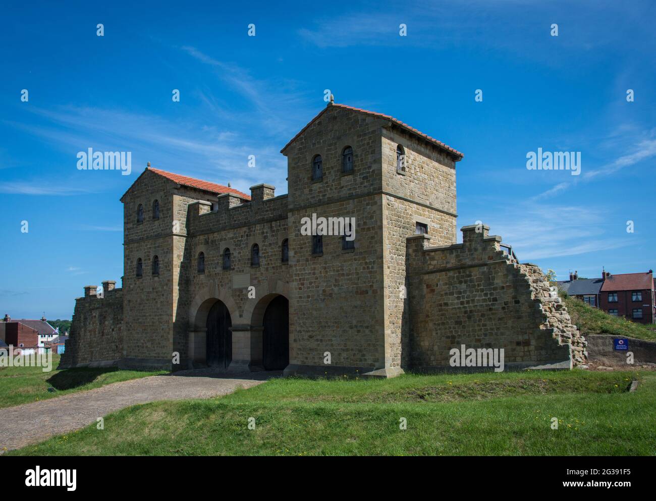 Ricostruito dopo modelli storici: La porta al sito archeologico del forte romano Arbeia in South Shields alla foce del fiume Tyne. Foto Stock