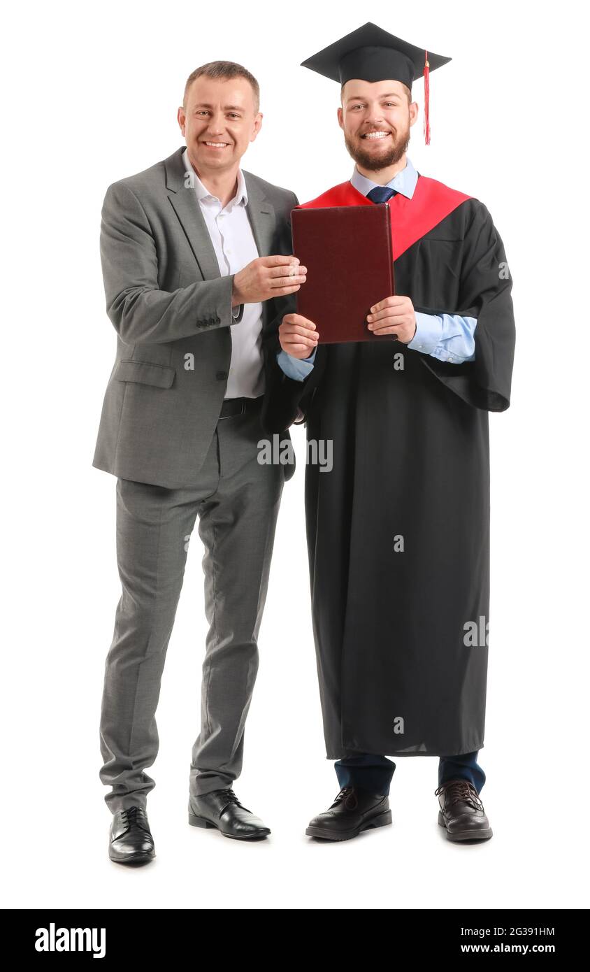 Felice studente di laurea maschile con suo padre su sfondo bianco Foto Stock