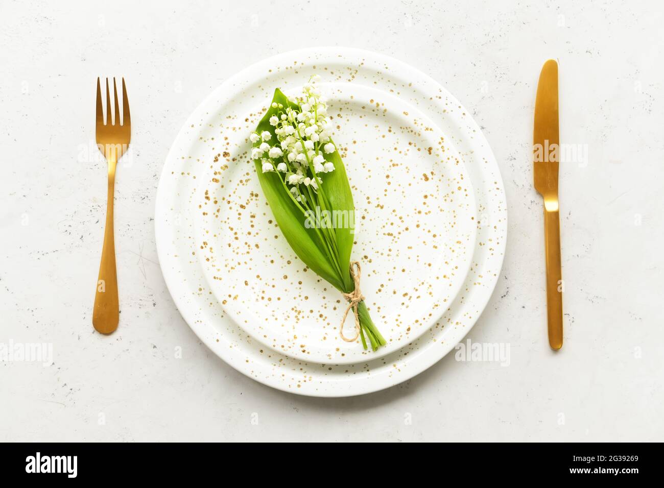 Bella tavola con fiori giglio-della-valle su sfondo chiaro Foto Stock