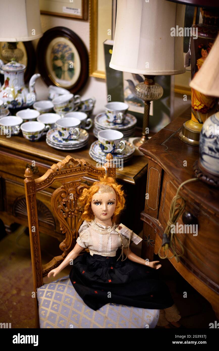 Un'antica bambola francese è tra gli oggetti in vendita in un negozio di antiquariato a Santa Fe, New Mexico. Foto Stock