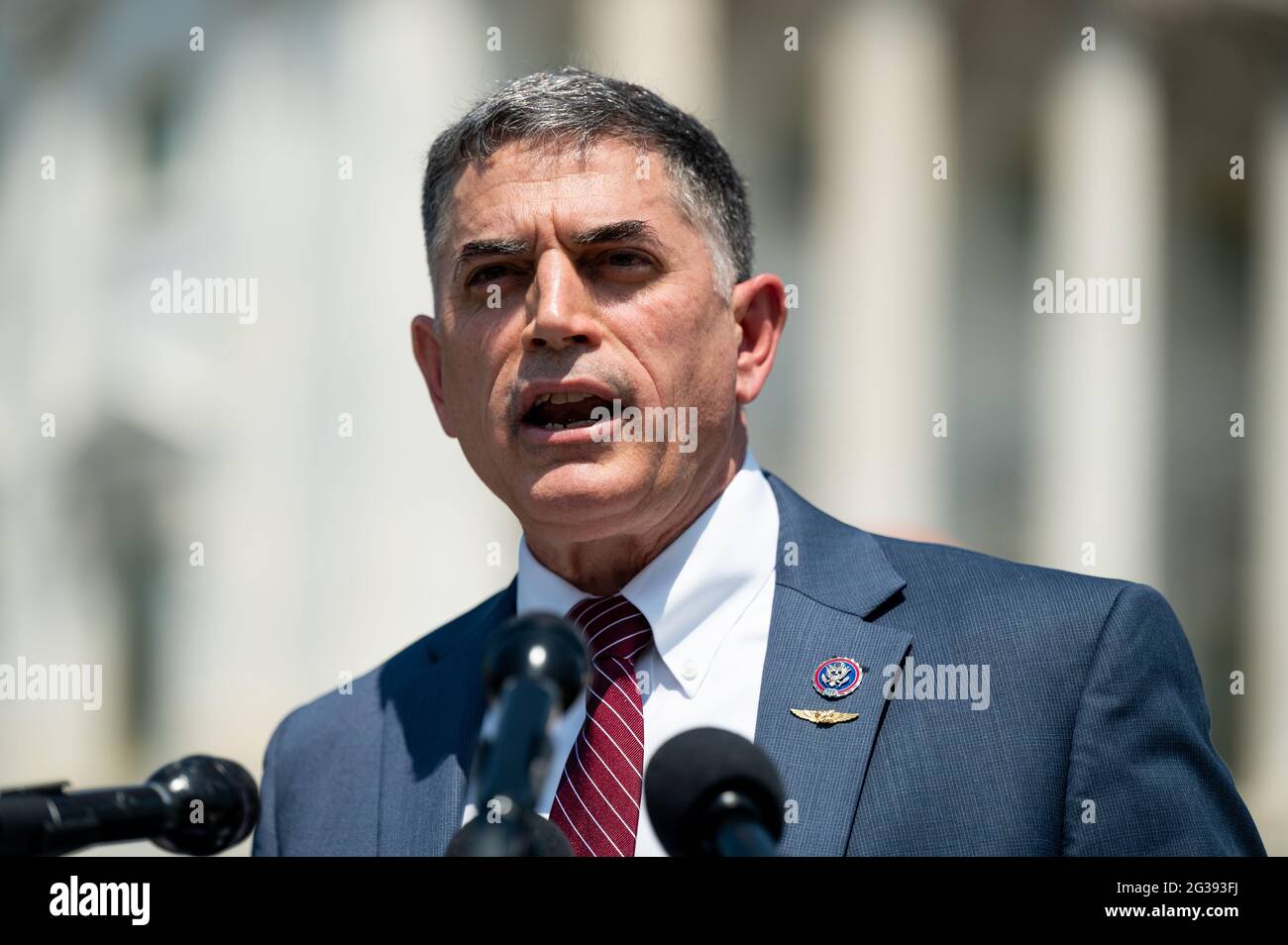 Washington, Stati Uniti. 14 Giugno 2021. Il rappresentante degli Stati Uniti Andrew Clyde (R-GA) parla ad una conferenza stampa di una causa in corso contro le multe che sono state inflitte come risultato della risoluzione della Camera 73 'fornendo al Sergente-at-Arms l'autorità ai membri multa, delegati, O il commissario residente per la mancata esecuzione dello screening di sicurezza per l'ingresso nella Camera e per altri scopi." Credit: SOPA Images Limited/Alamy Live News Foto Stock