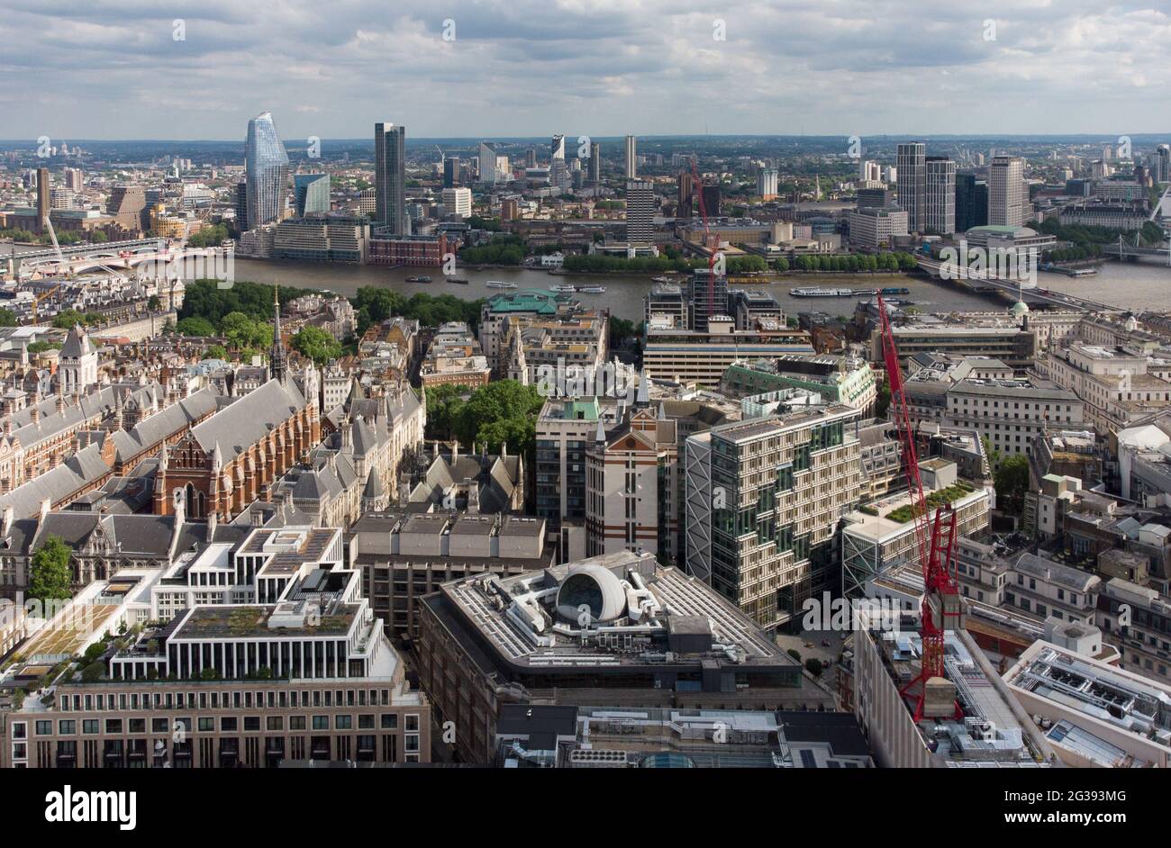 Royal Courts of Justice and London School of Economics and Political Science, Londra, Inghilterra Foto Stock
