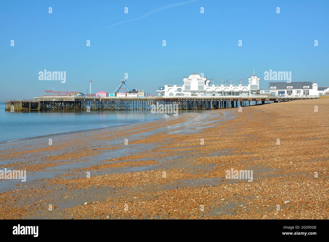 Immagine grandangolare della mattina presto del South Parade Pier di Portsmouth sul lungomare con marea molto bassa. Foto Stock
