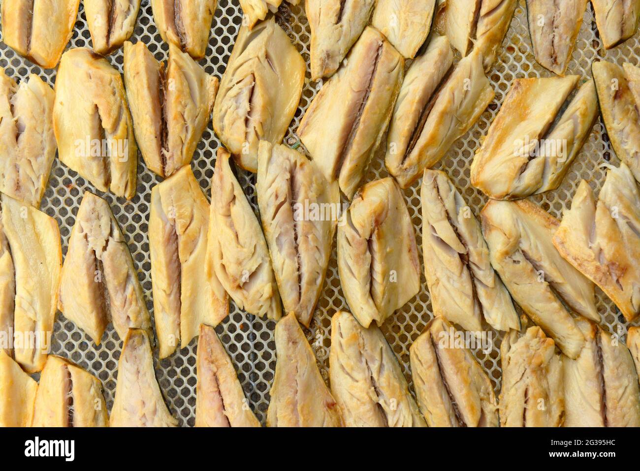 Filetti di pesce essiccato in vendita presso un mercato di strada a Yantai, provincia di Shandong, Cina Foto Stock