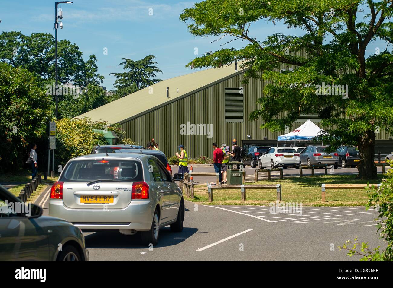 Slough, Berkshire, Regno Unito. 14 Giugno 2021. Il centro di vaccinazione Covid-19 a Salt Hill Park. A seguito di un aumento della nuova variante indiana di Covid-19 che sta spazzando attraverso parti del Regno Unito, il numero di casi positivi di Covid-19 in Slough è in aumento. Test di sovratensione in parti di Slough devono iniziare da Mercoledì questa settimana. Slough Borough Council ha confermato che i tassi sono molto più elevati nei bambini in età scolare. Boris Johnson dovrebbe annunciare questa sera che l'abolizione di tutte le restrizioni di blocco deve essere ritardata di un altro mese. Credito: Maureen McLean/Alamy Foto Stock