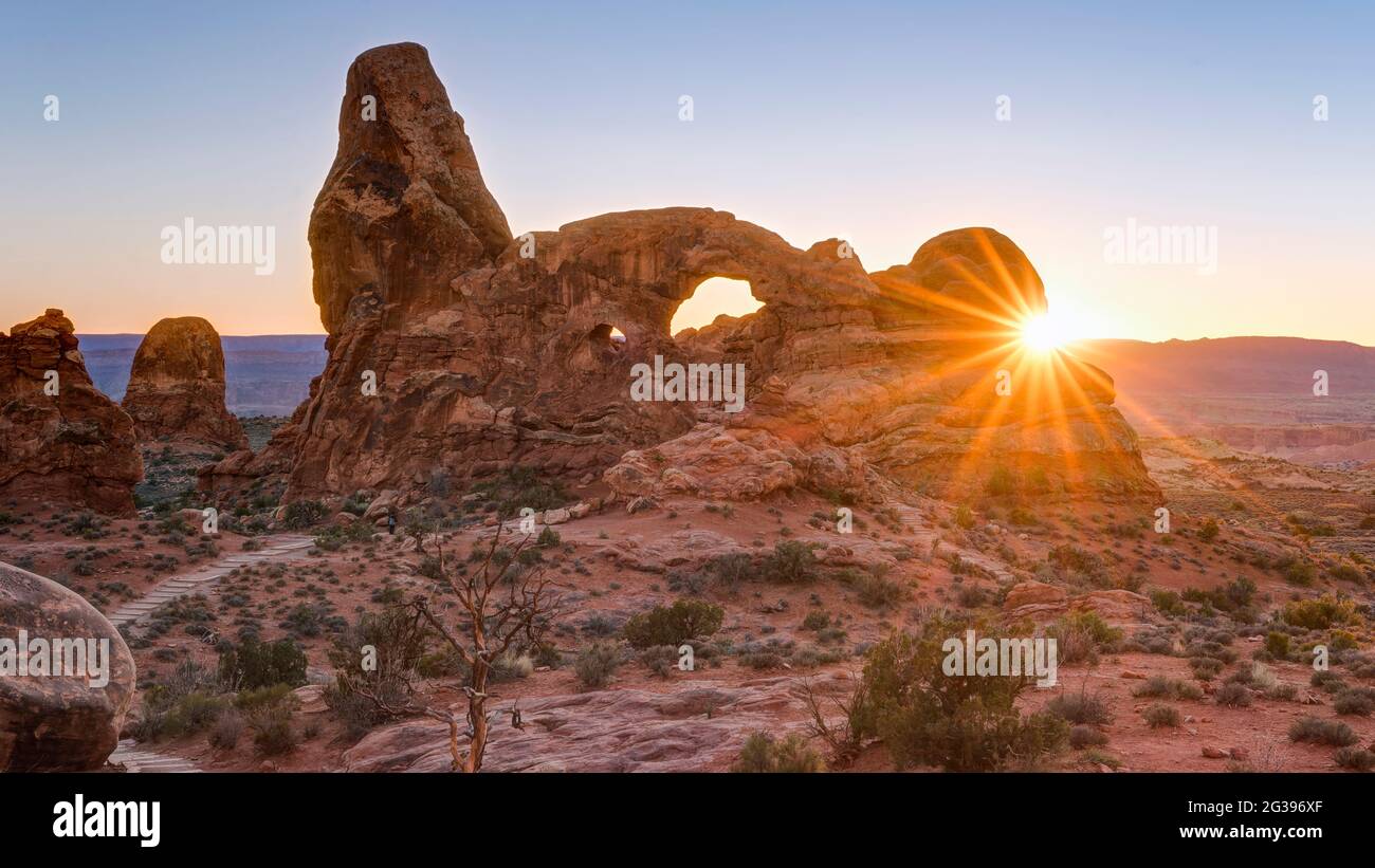 Arco della torretta al tramonto, il Parco Nazionale di Arches, Utah, Stati Uniti d'America Foto Stock