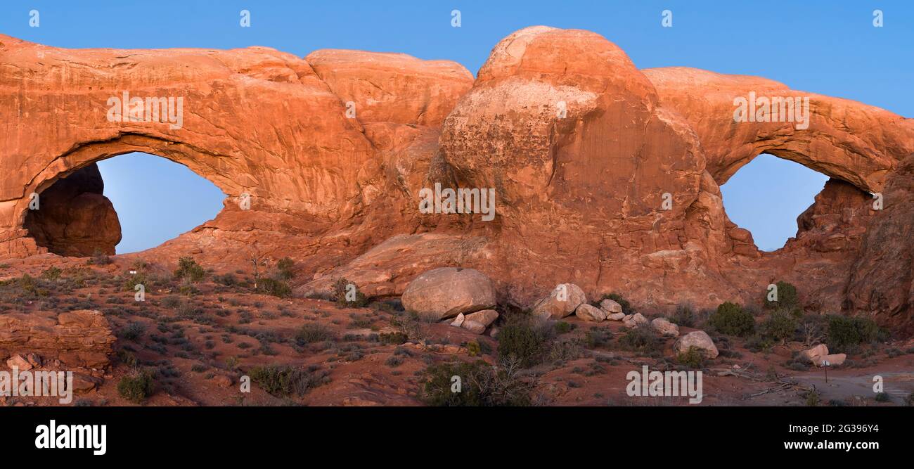 North e South Window Arches dopo il tramonto, Arches National Park, Utah, USA Foto Stock