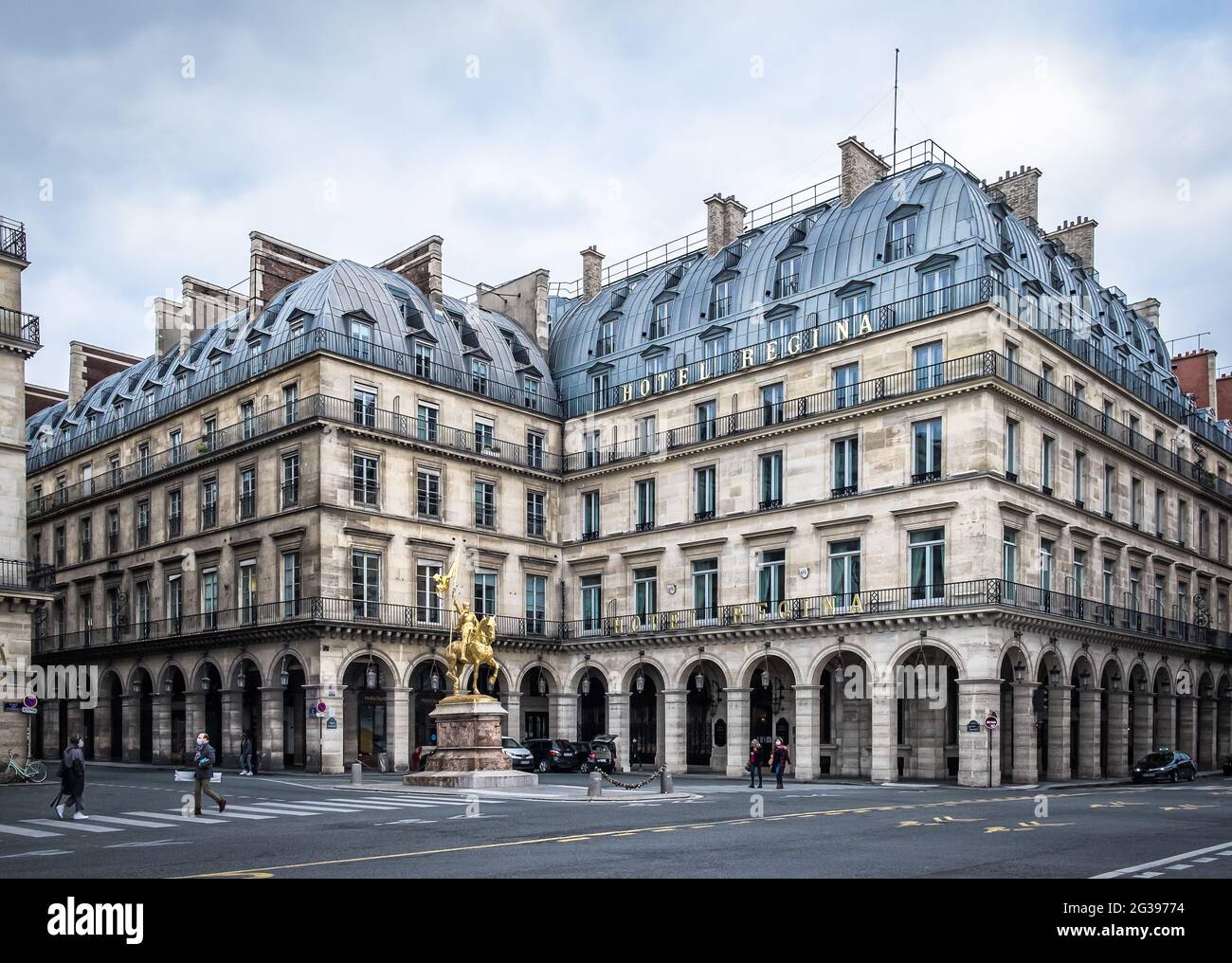 Parigi, Francia, Fev 2020, vista di htel Regina di fronte a una statua dorata di Giovanna d'Arco a cavallo in Place des Pyramides Foto Stock