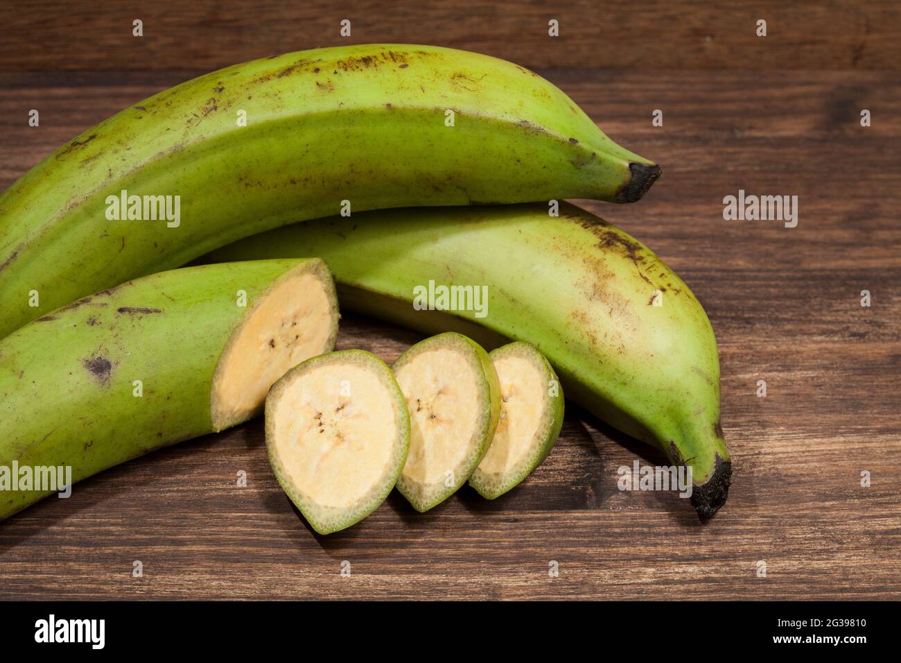 Musa Paradisiaca- Banana Verde UN Superfood naturale Foto Stock