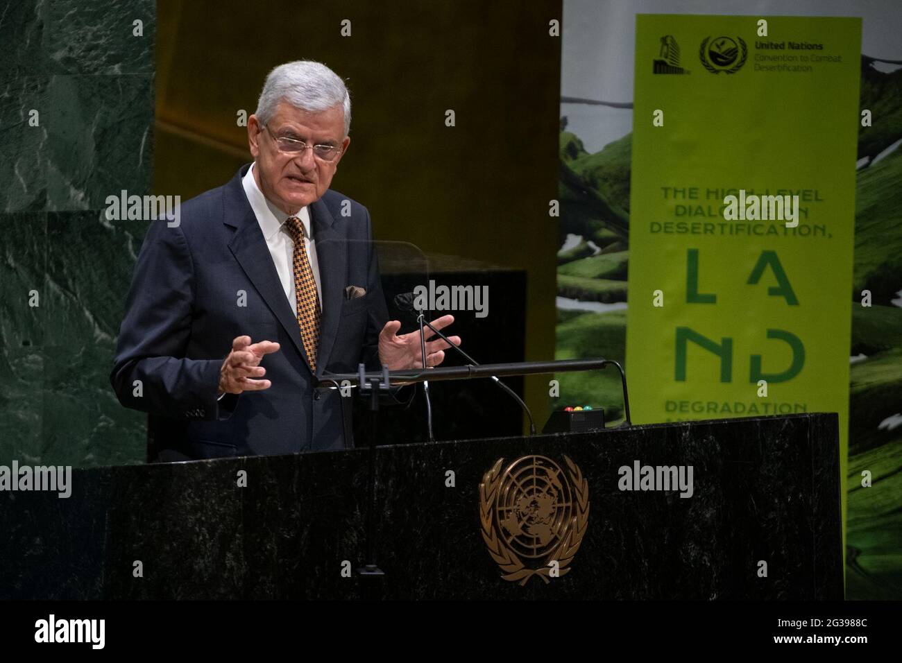 (210614) -- NAZIONI UNITE, 14 giugno 2021 (Xinhua) -- Volkan Bozkir, presidente della 75 a sessione dell'Assemblea generale delle Nazioni Unite, si rivolge all'Assemblea generale dialogo ad alto livello sulla desertificazione, il degrado del territorio e la siccità presso la sede delle Nazioni Unite a New York, il 14 giugno 2021. Il Volkan Bozkir lunedì ha chiesto un'azione urgente per affrontare l'agricoltura insostenibile. (Eskinder Debebe/Foto un/Handout via Xinhua) Foto Stock