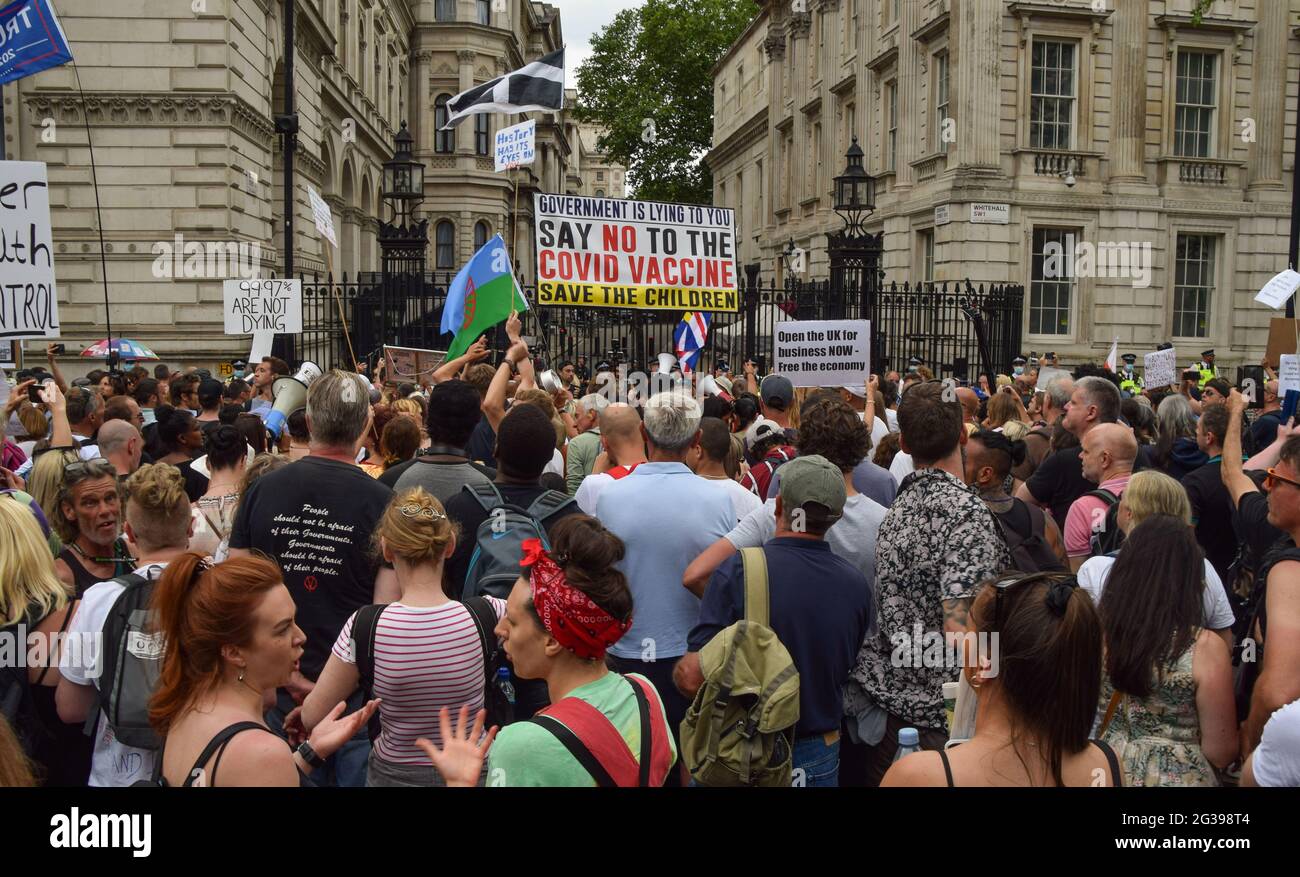 Londra, Regno Unito. 14 giugno 2021. Manifestanti fuori Downing Street. I manifestanti anti anti anti anti-lockdown, anti-vaccino e anti-maschera si sono riuniti fuori dal Parlamento e da Downing Street mentre il governo ha annunciato che l'abolizione di ulteriori restrizioni COVID-19 sarà ritardata fino al 19 luglio. (Credit: Vuk Valcic / Alamy Live News). Foto Stock