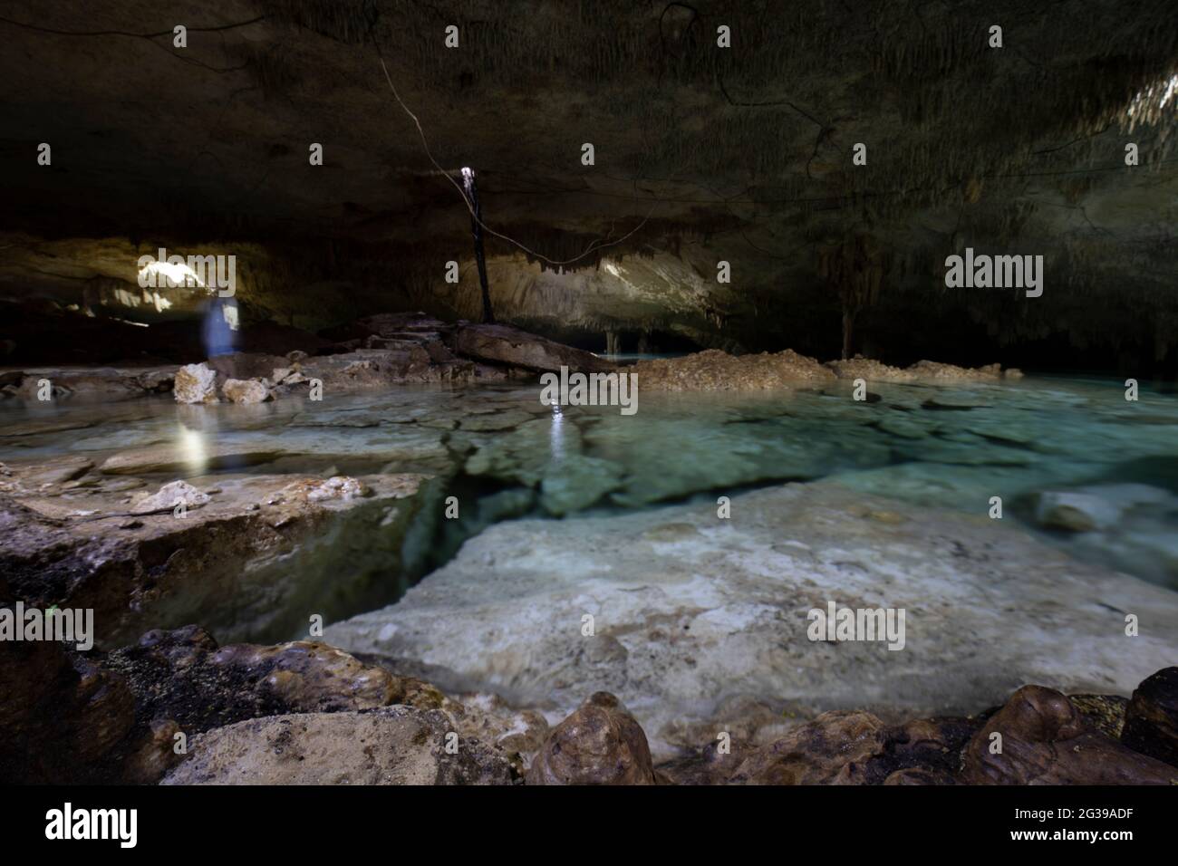 Cenoté in Yucatan Messico, blu acque poco profonde in caverna Foto Stock