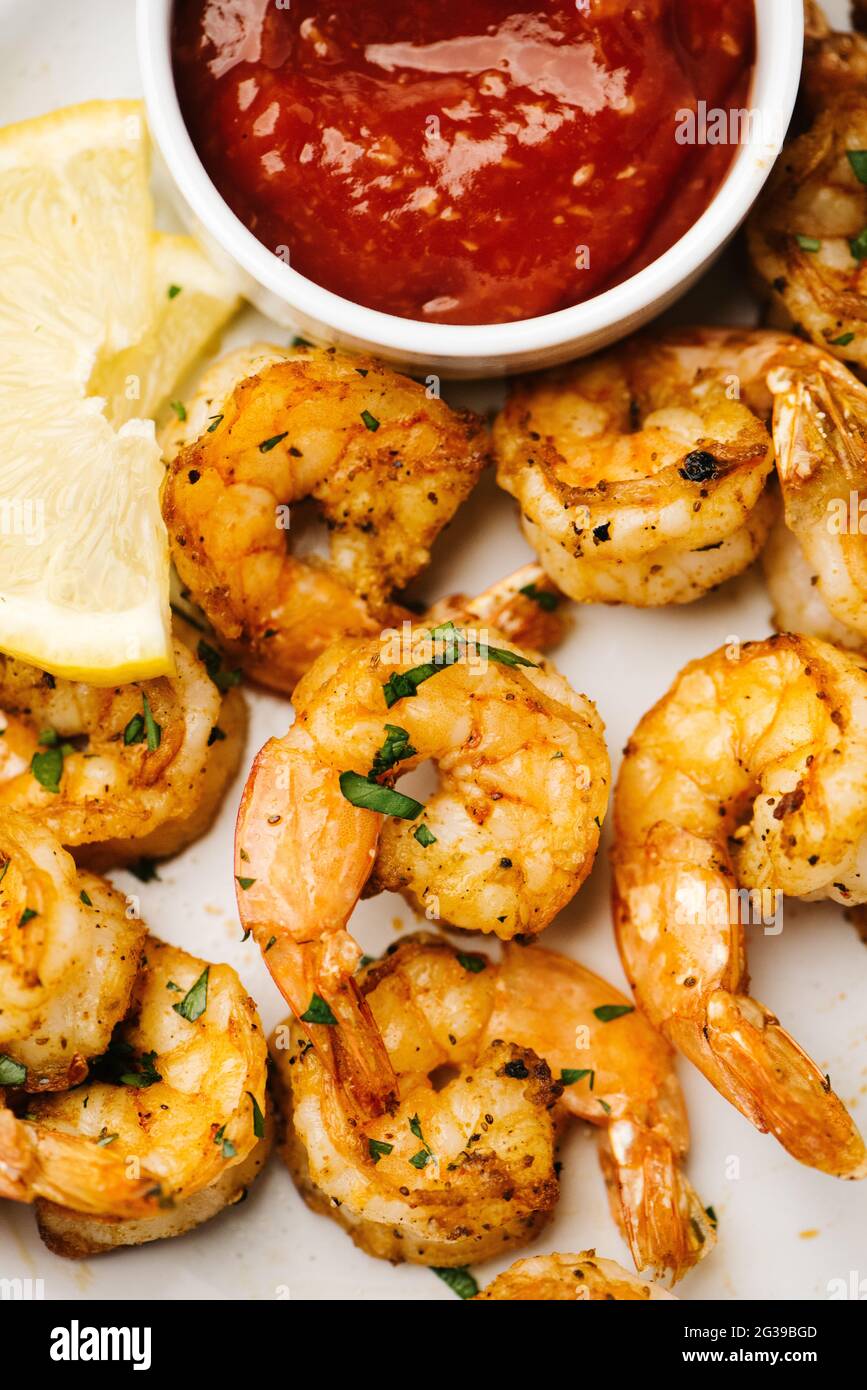 Gamberi fritti piccanti d'oro con salsa cocktail Foto Stock