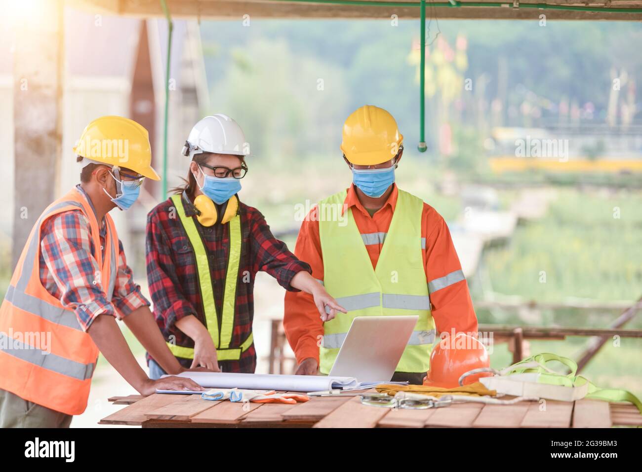 ispettori e architetti femminili discutono con il capo ingegnere Foto Stock