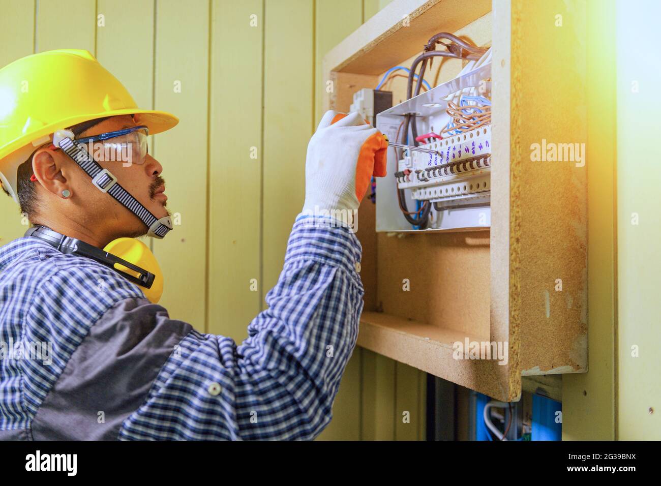 Ingegnere elettricista verifica gli impianti elettrici Foto Stock