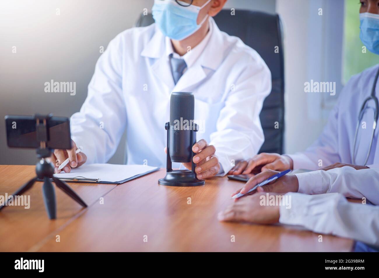 Incontro medico con videochiamata e stetoscopio in ufficio moderno Foto Stock