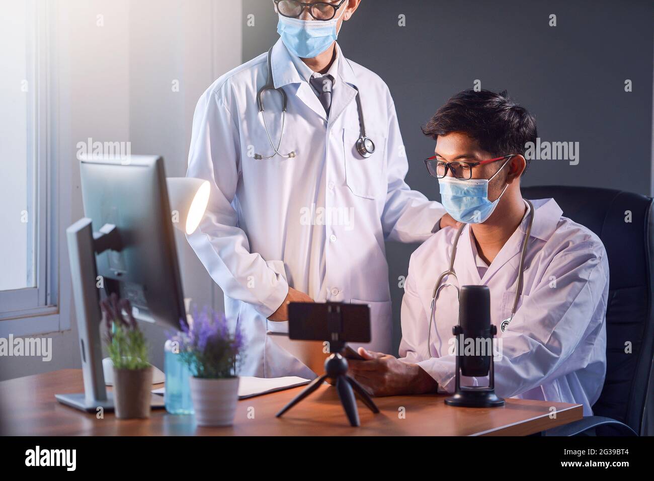 Incontro medico con videochiamata e stetoscopio in ufficio moderno Foto Stock