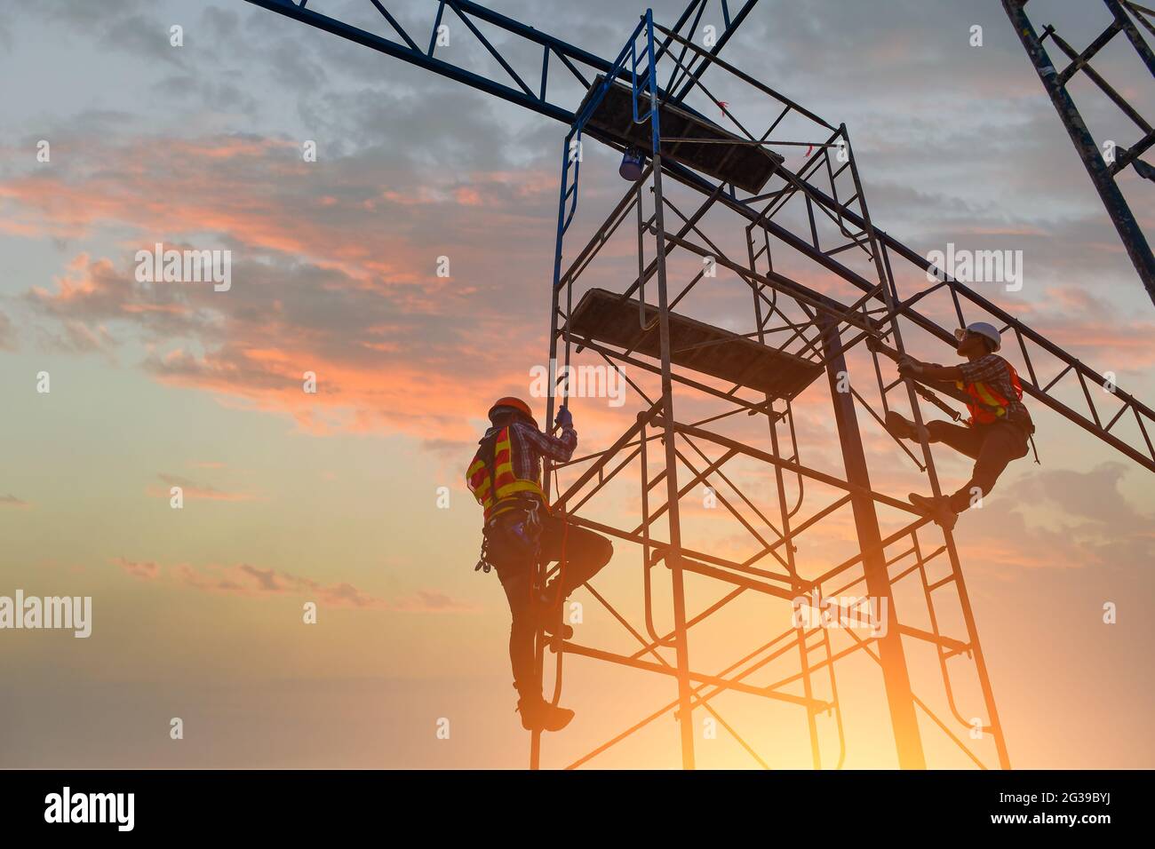 I lavoratori edili installano nuovi attrezzi per tetti e tetti Foto Stock