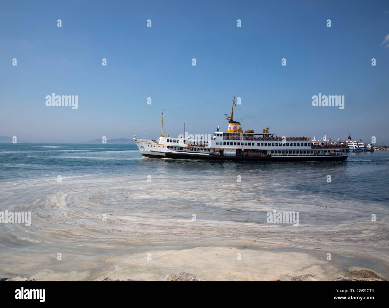 Istanbul. 11 Giugno 2021. Foto scattata il 11 giugno 2021 mostra mucillagini conosciuti come 'un sonno di mare' nel Mar di Marmara al largo di Istanbul, Turchia. La Turchia si sta preparando a combattere le mucillagini che affliggono il Mar di Marmara nella regione industriale densamente popolata del paese. Credit: Osman Orsal/Xinhua/Alamy Live News Foto Stock