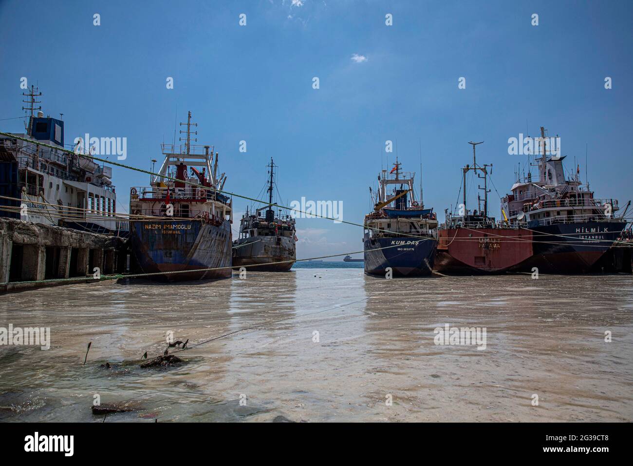 Istanbul. 11 Giugno 2021. Foto scattata il 11 giugno 2021 mostra mucillagini conosciuti come 'un sonno di mare' nel Mar di Marmara al largo di Istanbul, Turchia. La Turchia si sta preparando a combattere le mucillagini che affliggono il Mar di Marmara nella regione industriale densamente popolata del paese. Credit: Osman Orsal/Xinhua/Alamy Live News Foto Stock