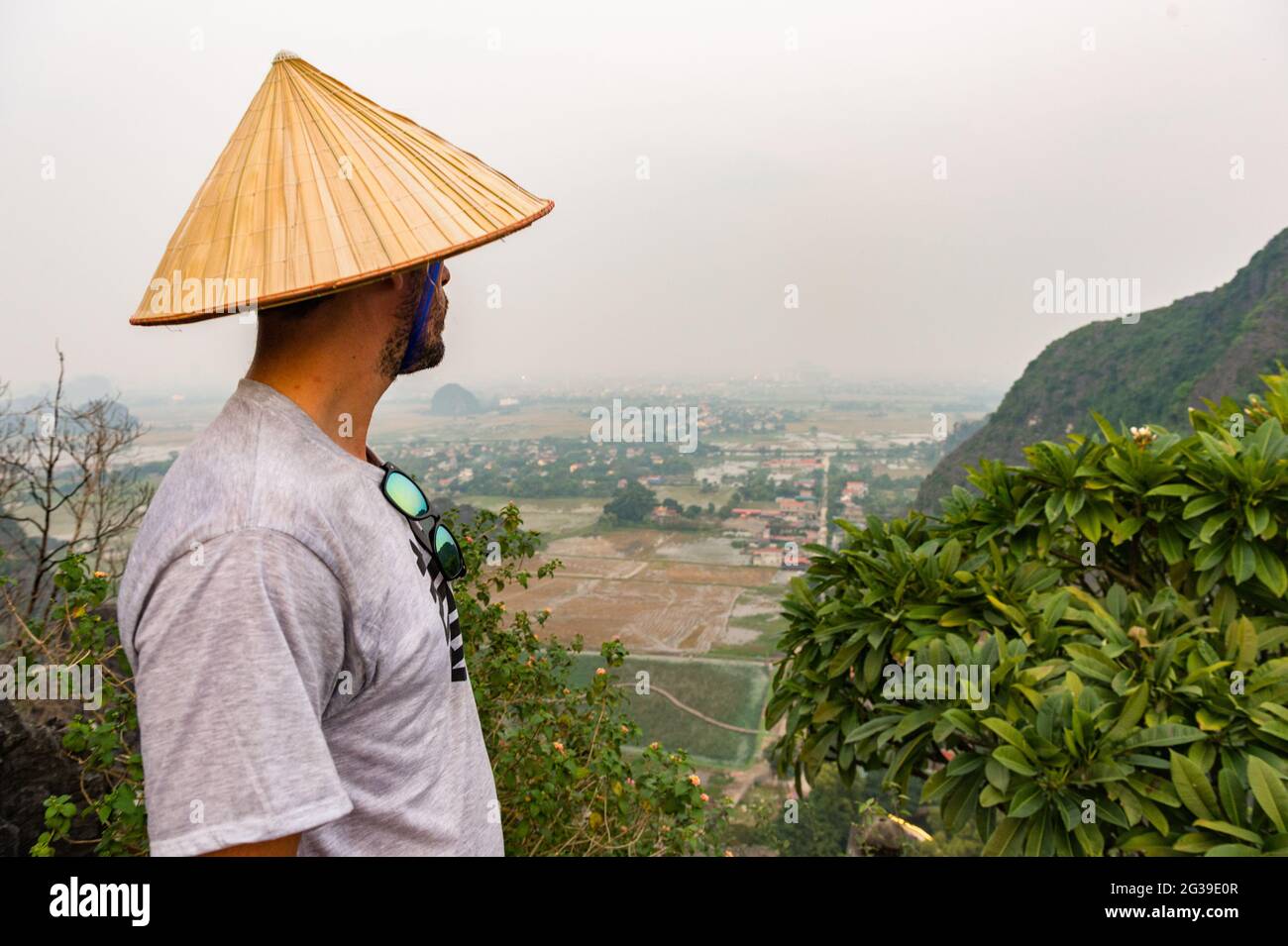 Un uomo che ammira la vista alla grotta di Mua nella provincia di Ninh Binh, in Vietnam Foto Stock