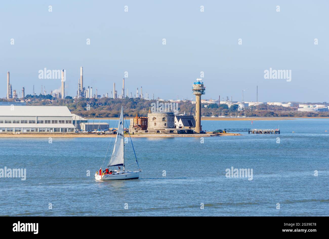 Una barca a vela naviga dal castello di Calshot, un forte dispositivo di artiglieria costruito da Enrico VIII su Calshot Spit per difendere il passaggio del mare Solent a Southampton Foto Stock