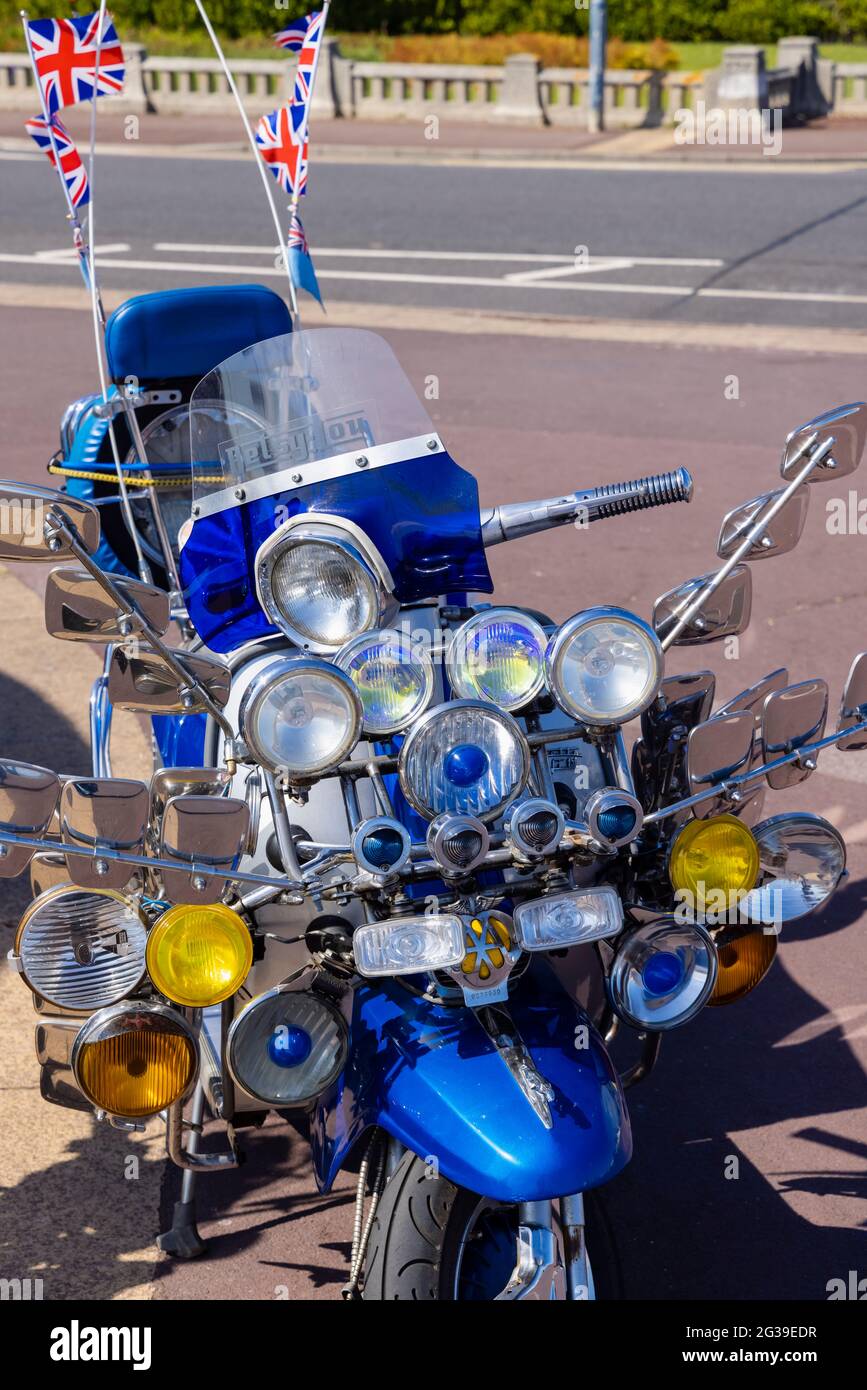 Scooter Vintage Lambretta con più fari parcheggiati sulla passeggiata a Southsea, Portsmouth, Hampshire, costa meridionale Inghilterra Foto Stock