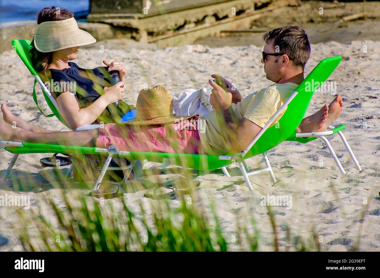 Una coppia si rilassa al Beach Park sulla spiaggia di Pascagoula, 12 giugno 2021, a Pascagoula, Mississippi. Foto Stock