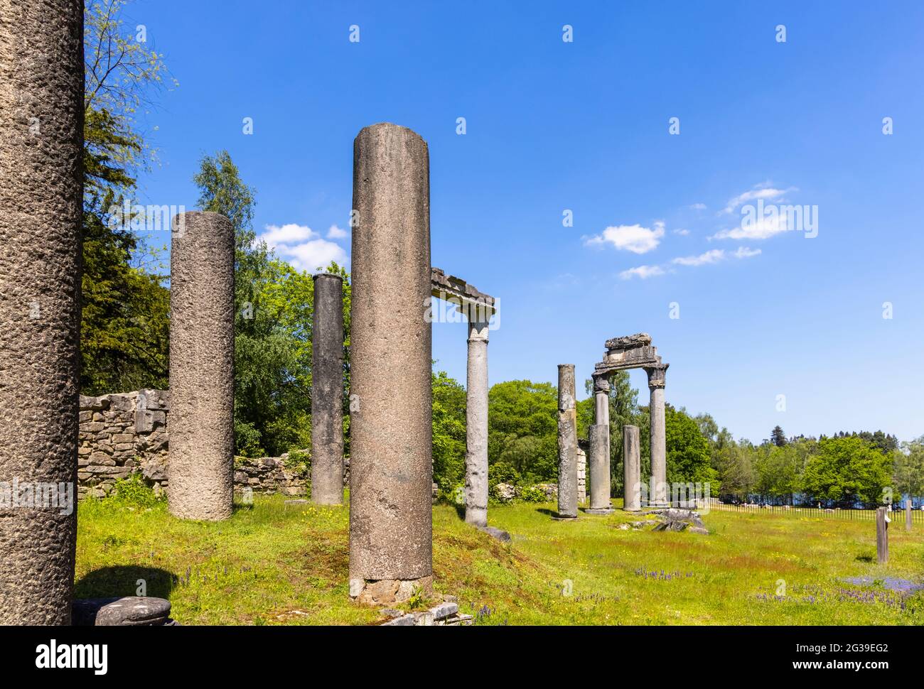 Le rovine, una disposizione georgiana di colonne romane di Leptis Magna, pietra e archi in Virginia Water, Windsor Great Park, Surrey, UK Foto Stock