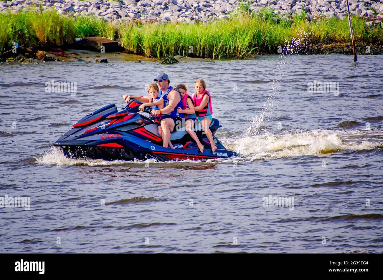 Una famiglia gioca su una moto d'acqua al Point Park, 12 giugno 2021, a Pascagoula, Mississippi. Foto Stock