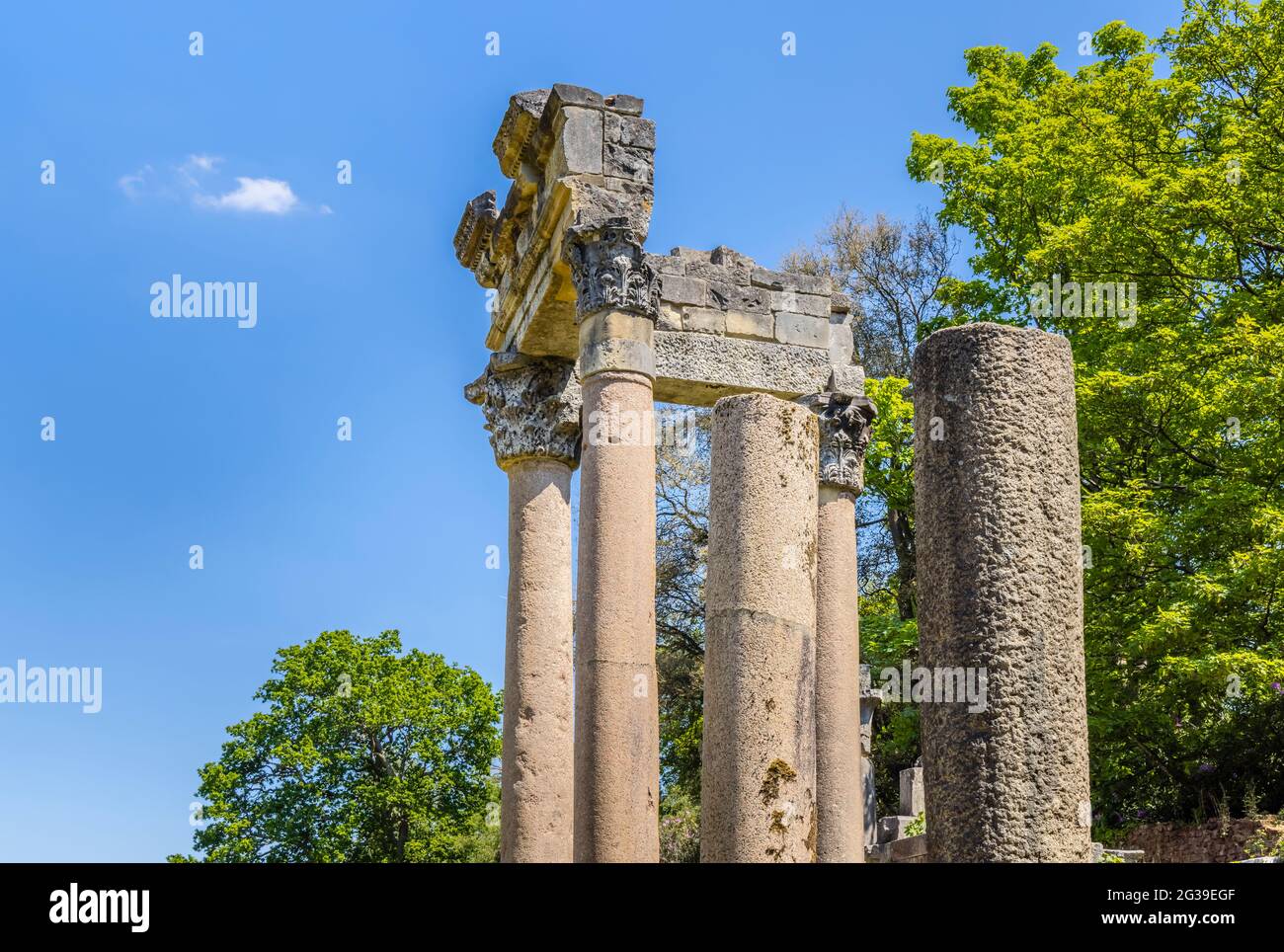 Le rovine, una disposizione georgiana di colonne romane di Leptis Magna, pietra e rovine in Virginia Water, Windsor Great Park, Surrey, Regno Unito Foto Stock