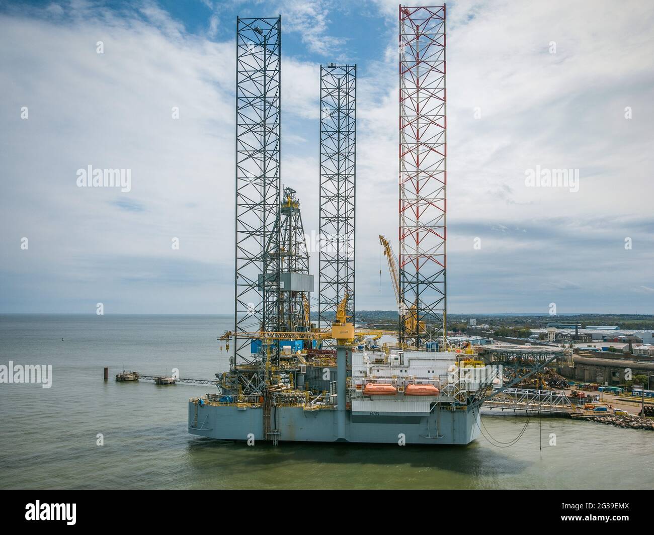 Il carro di perforazione a olio "Ran", di proprietà di Borr Drilling, è stato costruito nel 2013 a Singapore e ha tre gambe lunghe 525 metri. È ancorato in Sheerness. Foto Stock