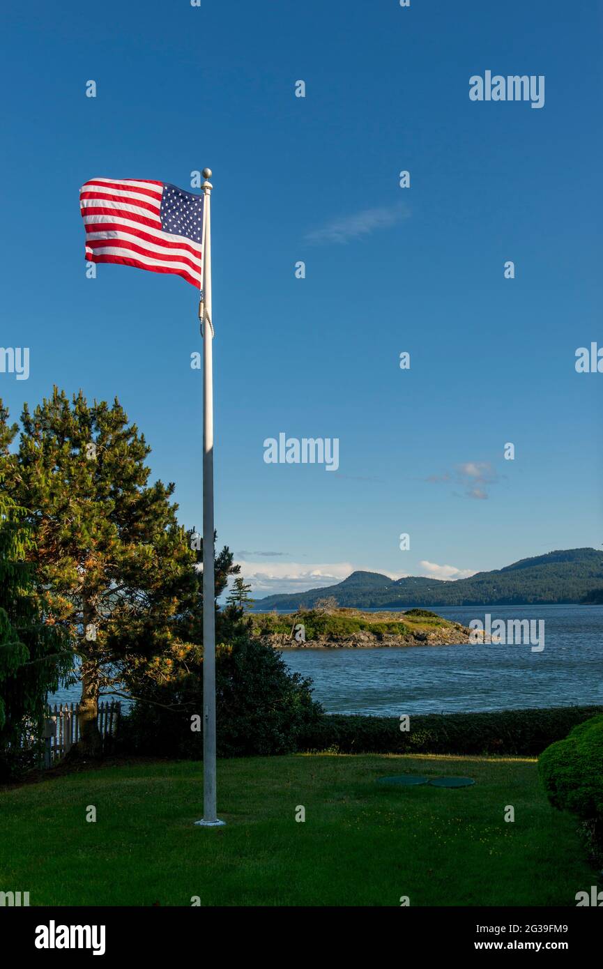 Un palo di bandiera a Eastsound sull'isola di Orcas nelle isole di San Juan nello Stato di Washington, Stati Uniti. Foto Stock