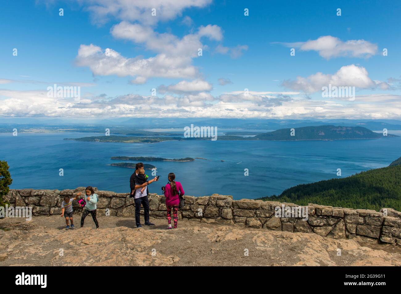 Le persone che godono della vista delle isole San Juan dalla cima del Monte Constitution nel Moran state Park sull'isola di Orcas, isole San Juan a Washi Foto Stock